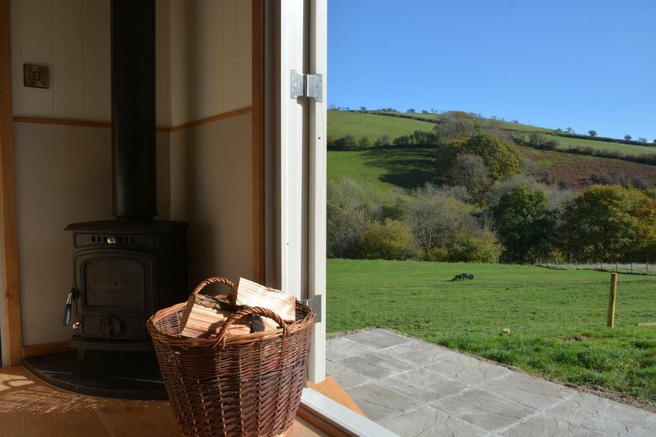 Snug Oak Hut With A View On A Welsh Hill Farm Lägenhet Brecon Exteriör bild